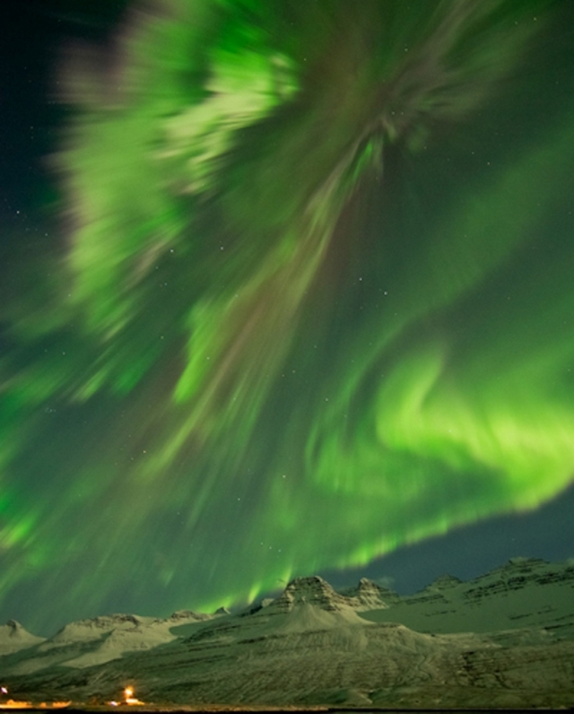 Image 28 -- The most incredible aurora of 2012 [source of new image]