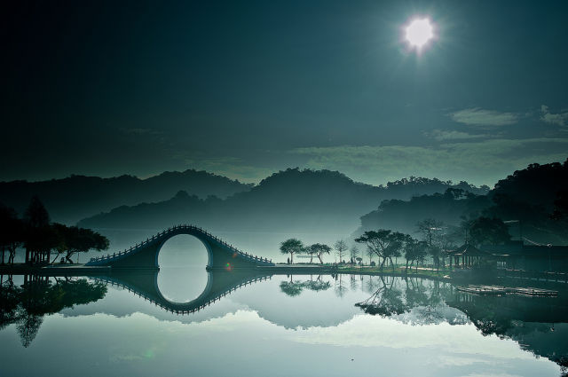 Image 8 -- Moon bridge in Dahu Park, Taipei